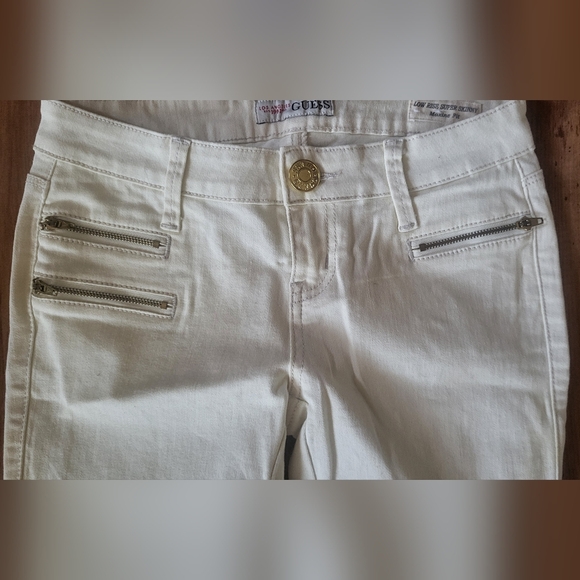 Cream coloured, low-rise, Guess skinny jeans - Maxine fit - Picture 3 of 7